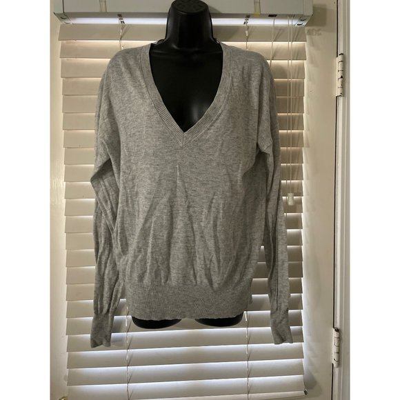 Zara M Gray Solid V Neck Sweater - Picture 1 of 4